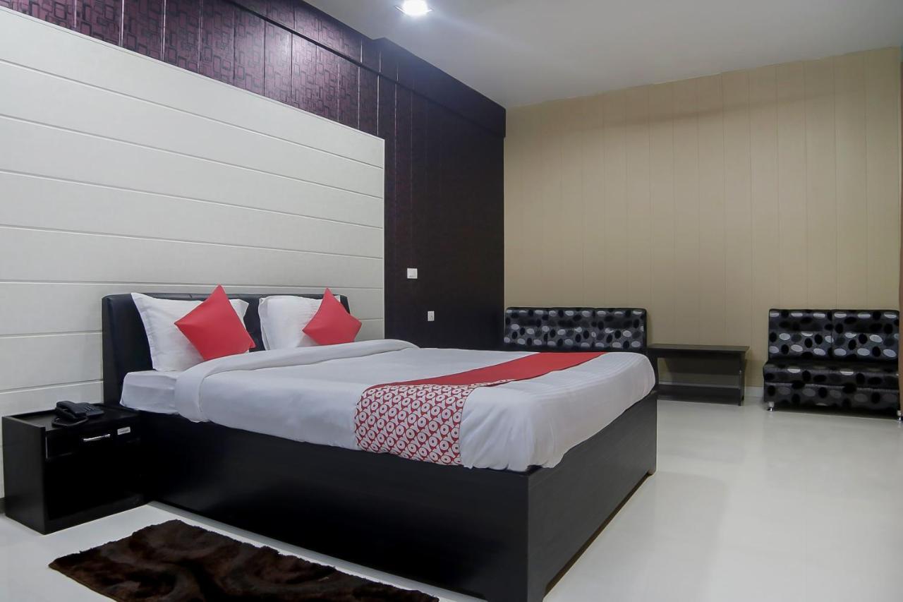 Oyo 30488 Satkar Hotel Pithorāgarh Eksteriør billede